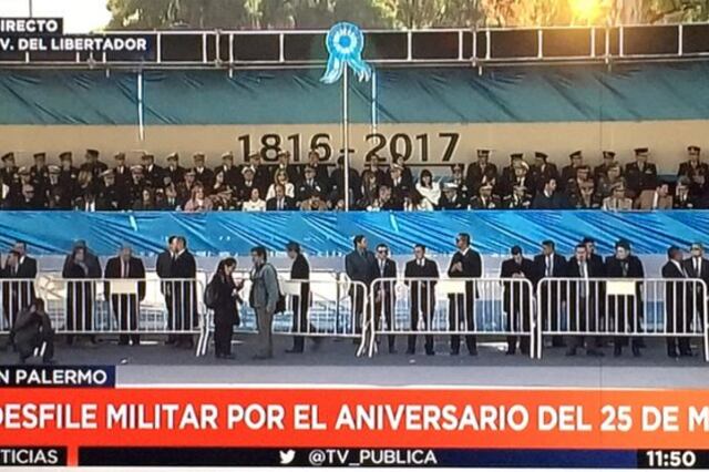 El cartel en el palco oficial, con el año equivocado para la Revolución de Mayo.