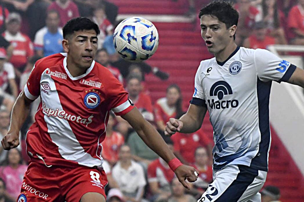 Alan Rodríguez y Studer disputan la pelota.