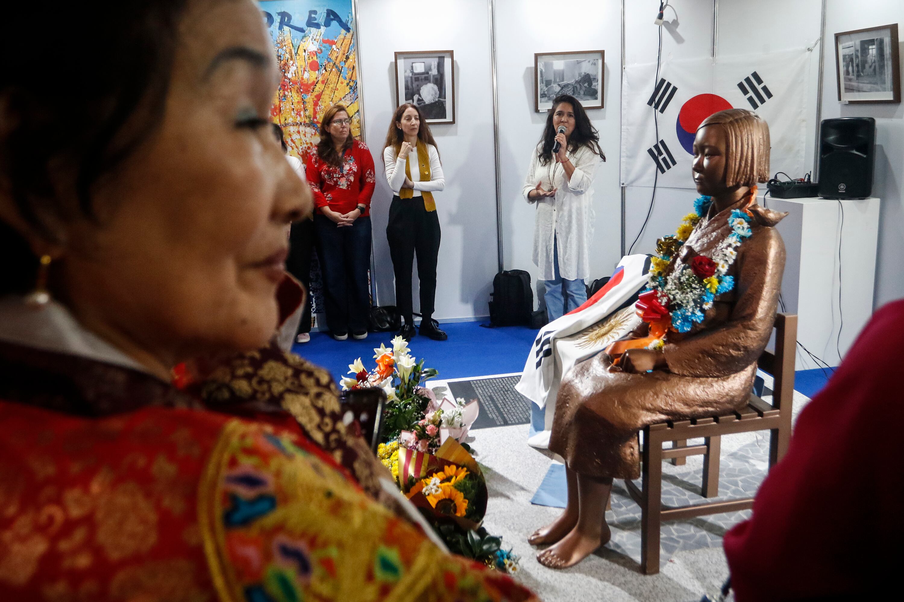 La estatua fue ubicada en el stand 1705 del Pabellón Amarillo.