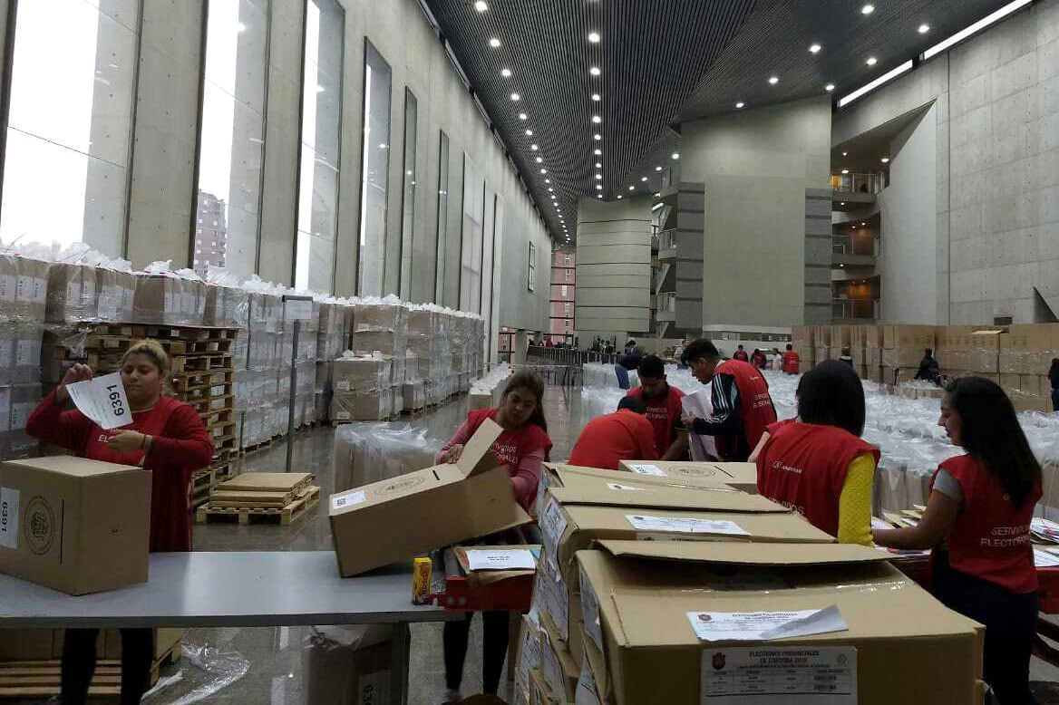 Ayer ultimaban los preparativos en los distintos centros de votación para la elección de gobernador cordobés.