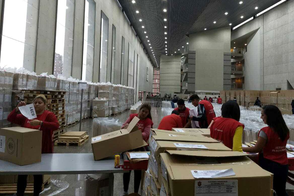 Ayer ultimaban los preparativos en los distintos centros de votación para la elección de gobernador cordobés.