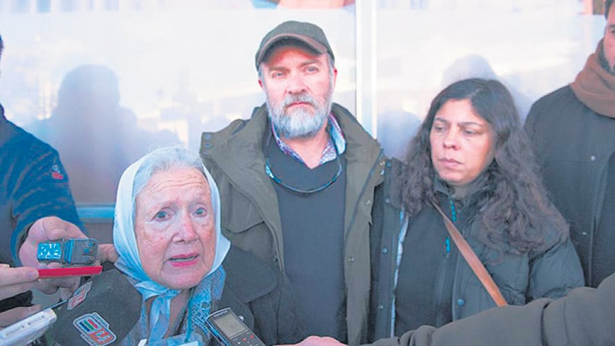 Sergio Maldonado con Nora Cortinas, de Madres Línea Fundadora, en Esquel.