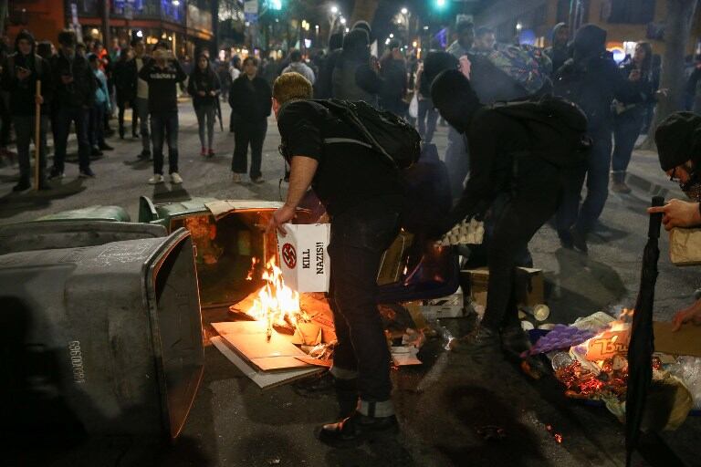 Más de 1500 personas se manifestaron contra las ideas de Trump.