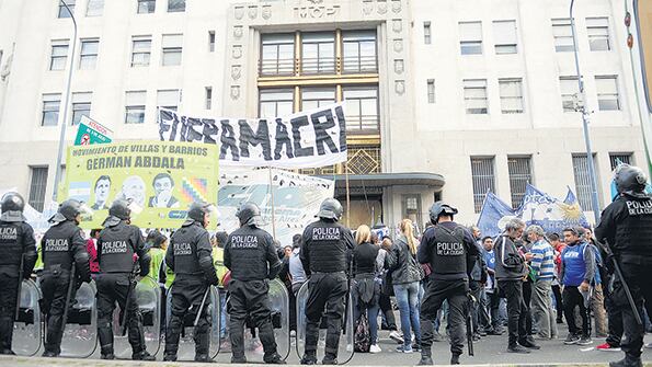 La policía reprimió la protesta contra el ajuste a los planes sociales.