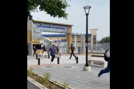 Los estudiantes corren en la puerta de la Universidad de Guayaquil ante el ataque del grupo comando. (Foto: Captura de video)