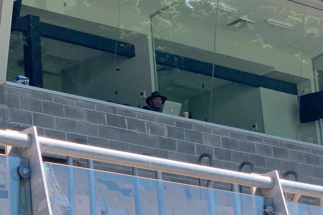 Cheika observa la práctica de Los Pumas.