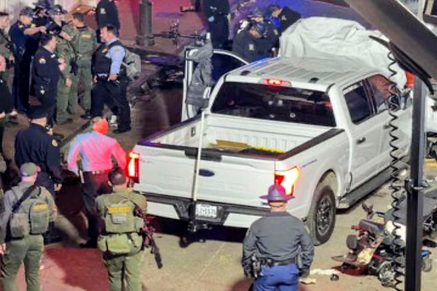 Policías custodian el vehículo usado en el atentado terrorista.