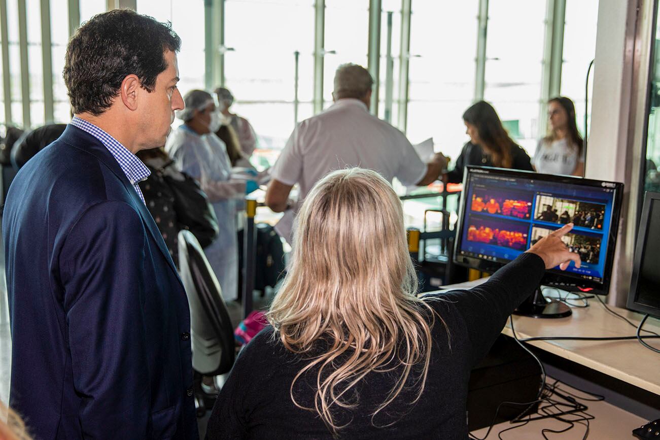 En Ezeiza toman la fiebre a los pasajeros de manera remota.