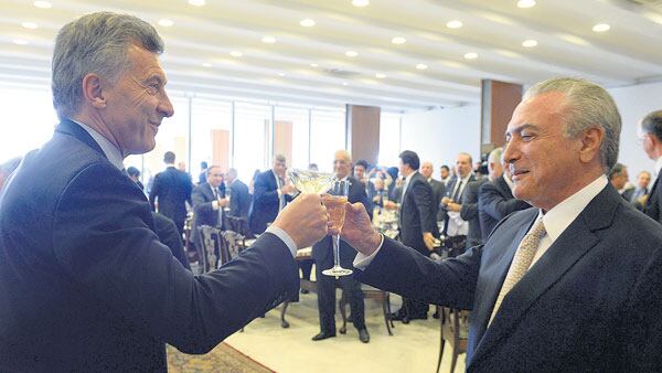 Los presidentes Mauricio Macri y Michel Temer buscan llevar a la región a un alineamiento con Washington.