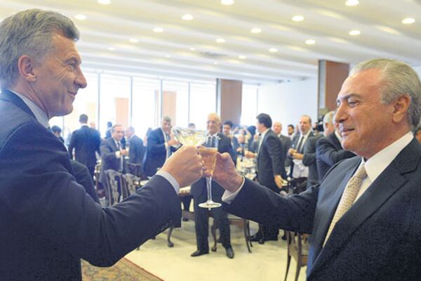 Los presidentes Mauricio Macri y Michel Temer buscan llevar a la región a un alineamiento con Washington.