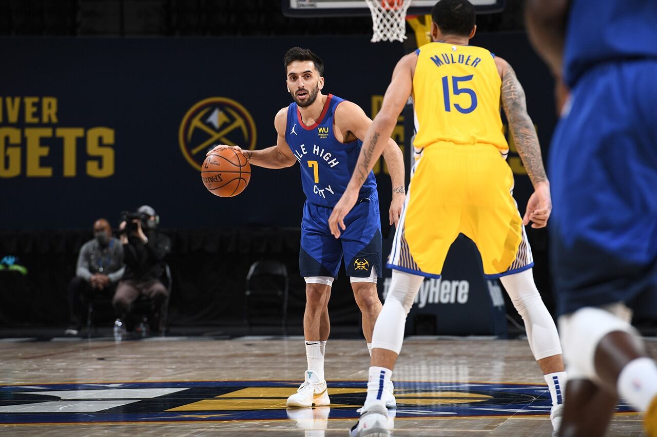 Campazzo, con su nuevo look, conduciendo a los Nuggets.