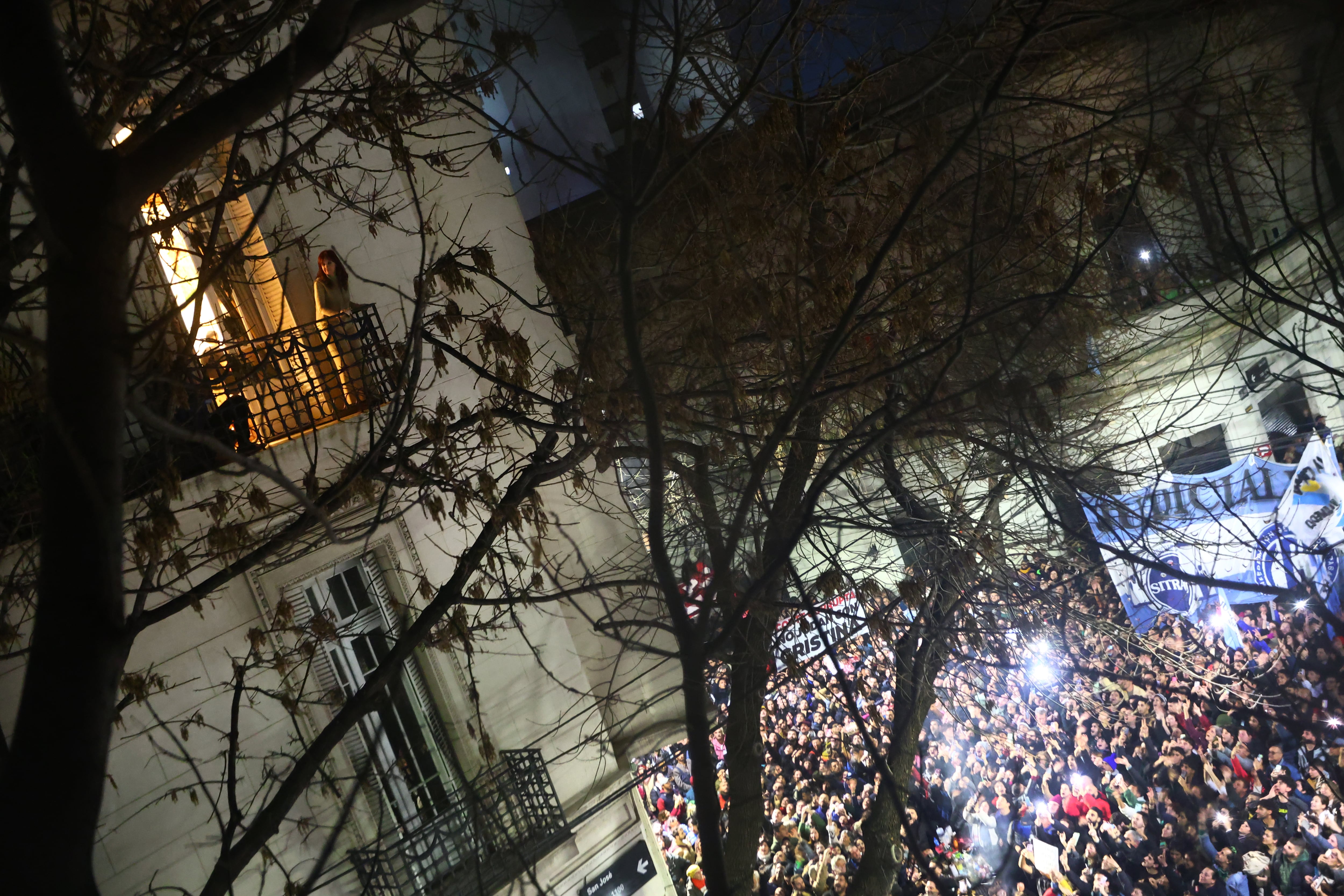 La expresidenta desde el balcón, desde donde saluda a la militancia.