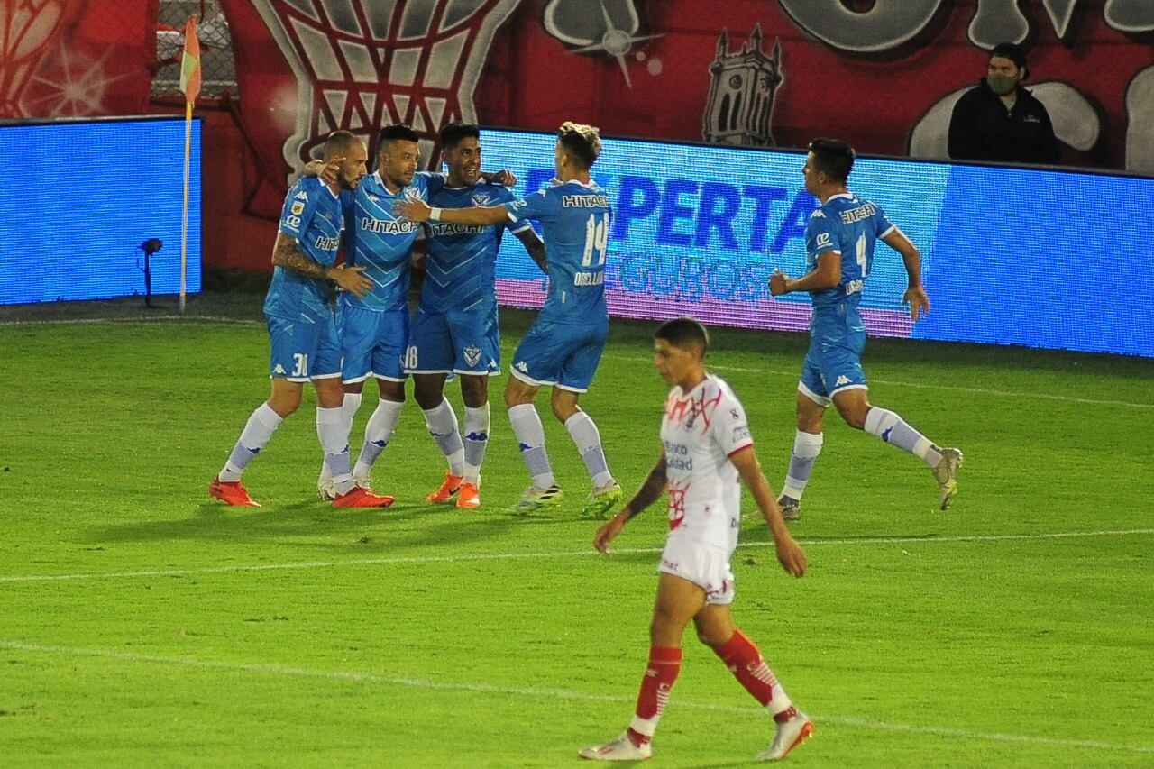 Tarragona recibe los abrazos de sus compañeros tras anotar el segundo gol.