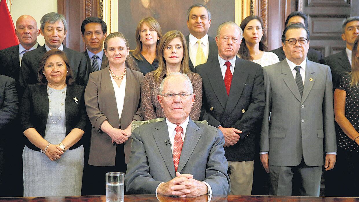 Kuczynski, conocido como PPK, anuncia su renuncia por televisión rodeado por su gabinete y sin hacer ninguna autocrítica.