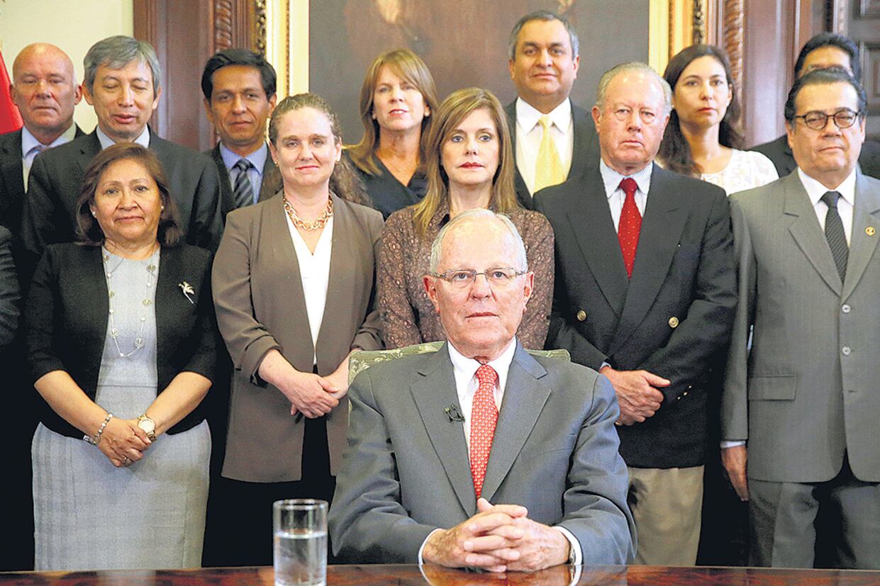 Kuczynski, conocido como PPK, anuncia su renuncia por televisión rodeado por su gabinete y sin hacer ninguna autocrítica.