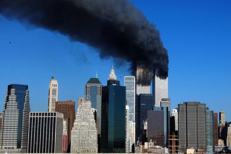 Las Torres Gemelas en llamas, minutos después del ataque con aviones, el 11 de septiembre de 2001.