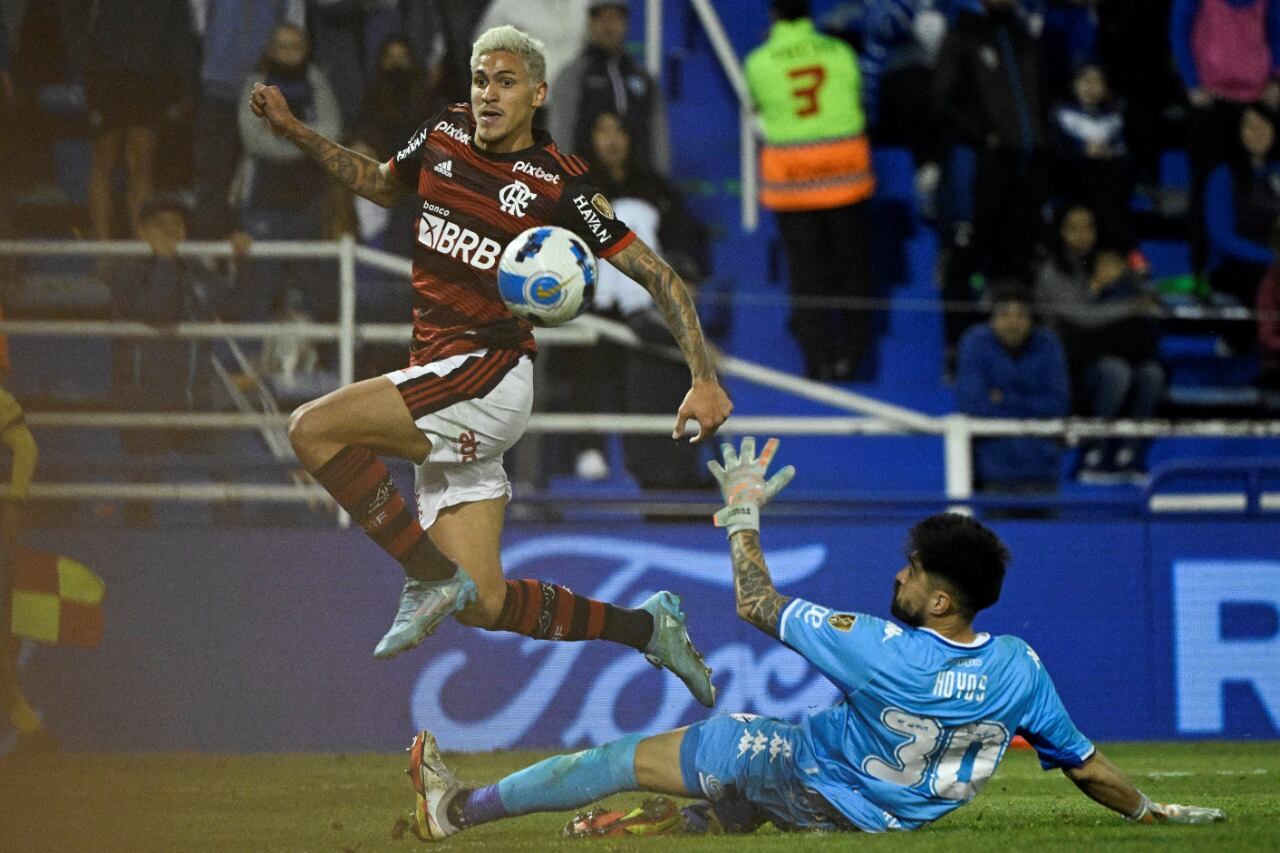 Pedro anota uno de sus tres goles ante Vélez para empezar a sentenciar la serie semifinal