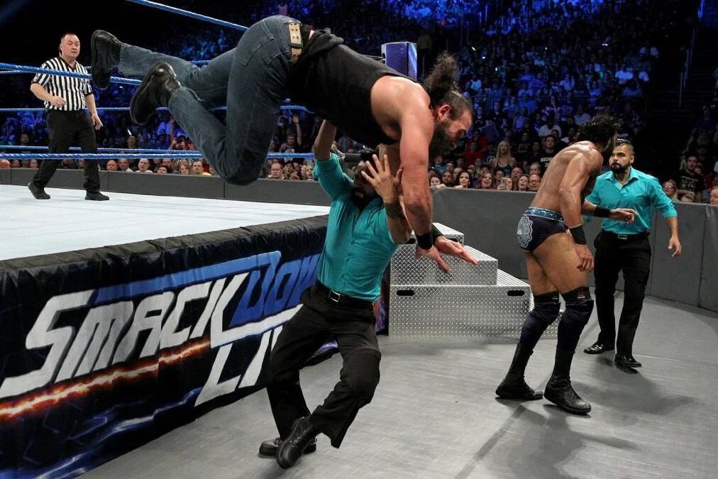Huber vuela fuera del ring durante uno de los shows.