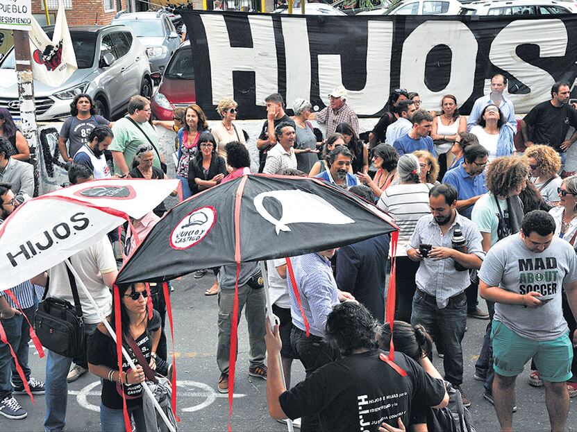 En la calle se esperó la sentencia al grito de “¡cárcel común, perpetua y efectiva!”.