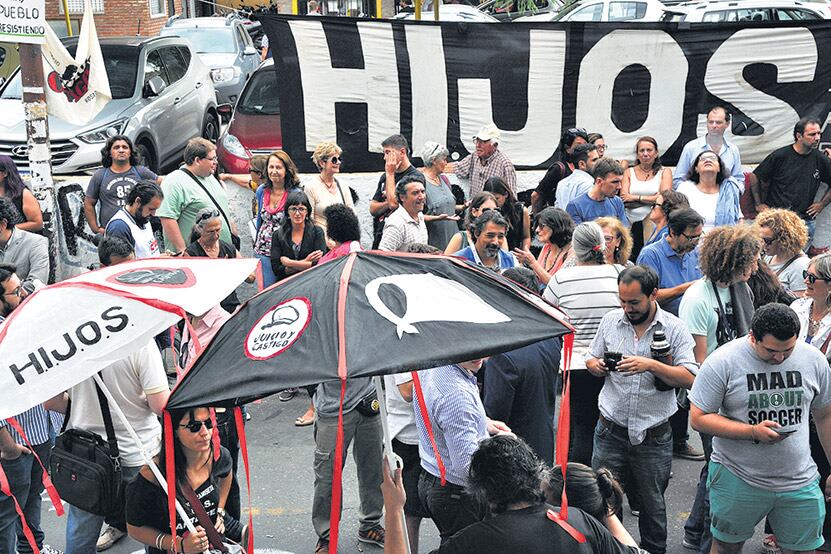 En la calle se esperó la sentencia al grito de “¡cárcel común, perpetua y efectiva!”.