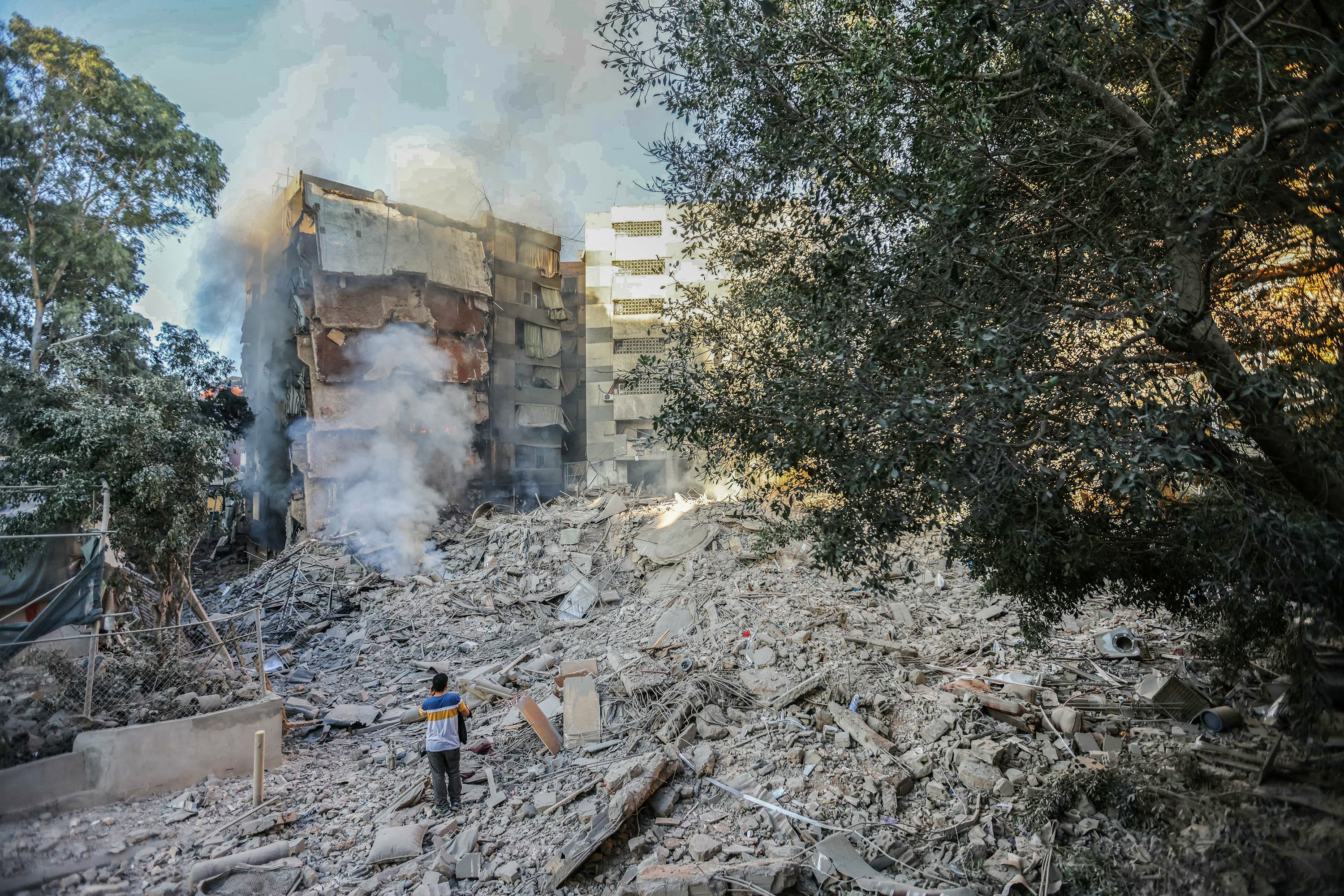Un hombre observa un edificio destruido por el bombardeo israelí en Beirut.