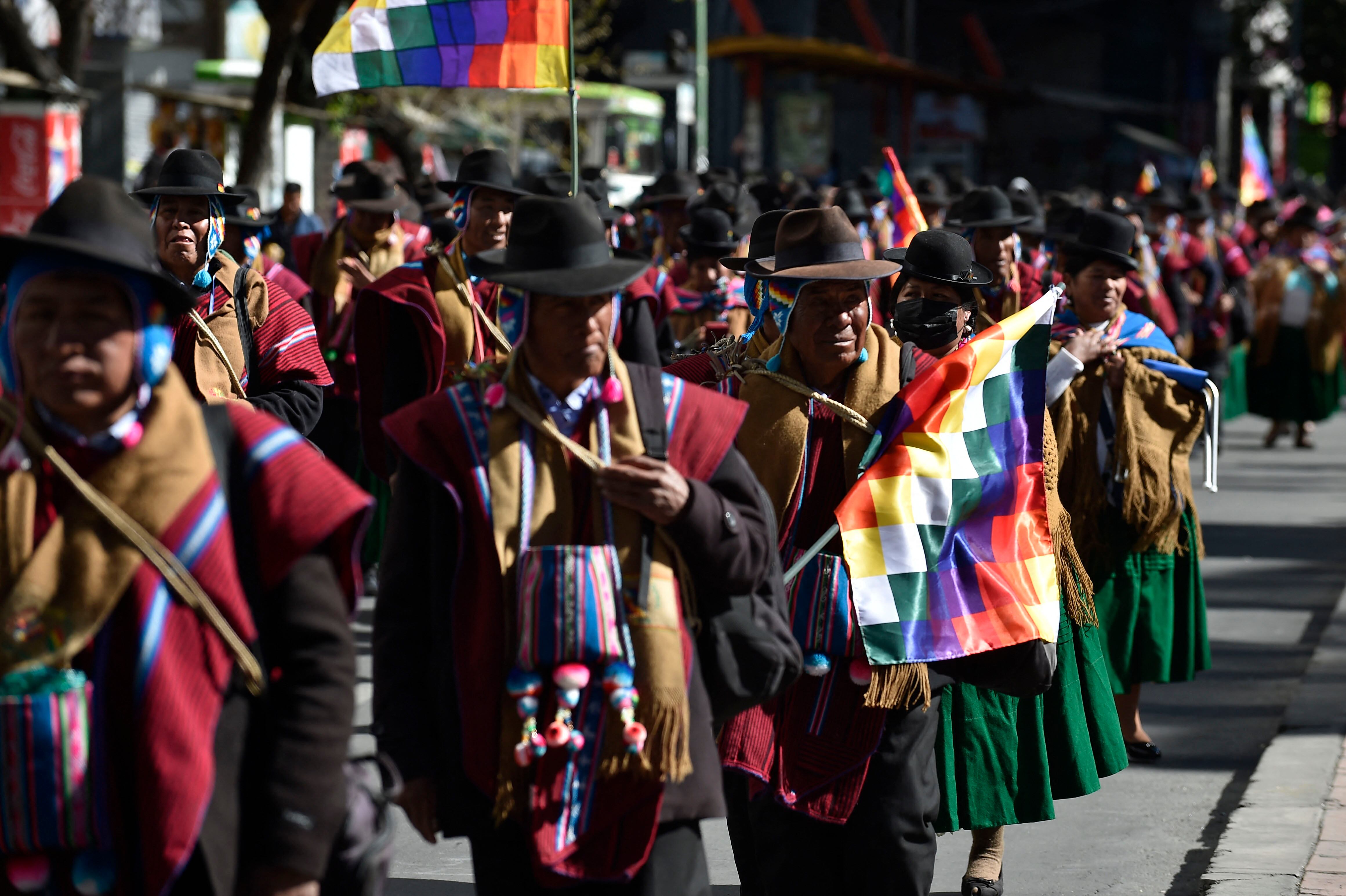 Con banderas bolivianas y también la wiphala, los manifestantes corearon consignas en contra de Arce