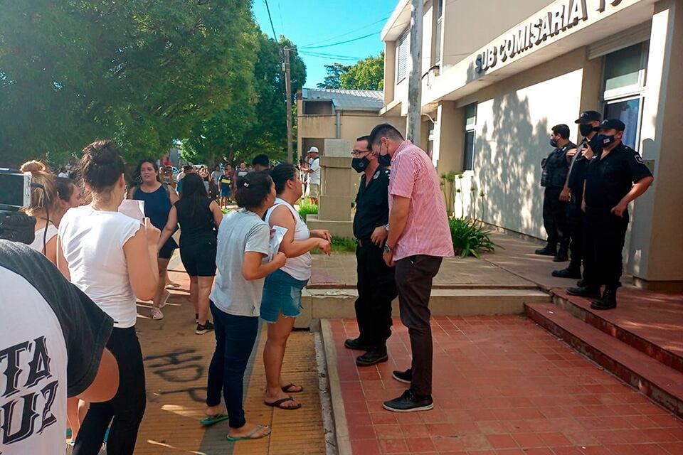 Mujeres de Murphy se movilizaron a la comisaría tras el femicidio. 