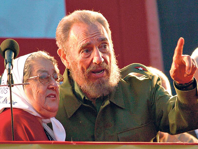 Fidel Castro junto a la titular de Madres de Plaza de Mayo, Hebe de Bonafini.