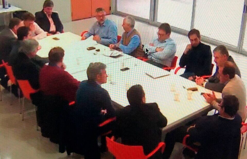 Las cámaras apuntaban a la mesa y no a las puertas. Los micrófonos tomaban con detalle los diálogos, no el sonido ambiente.