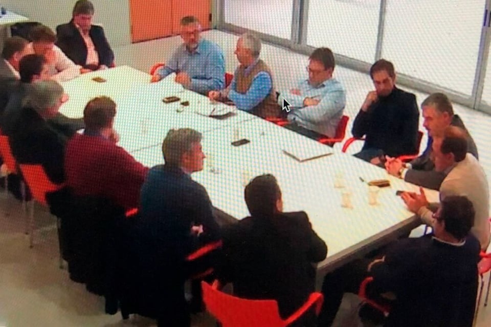 Las cámaras apuntaban a la mesa y no a las puertas. Los micrófonos tomaban con detalle los diálogos, no el sonido ambiente.