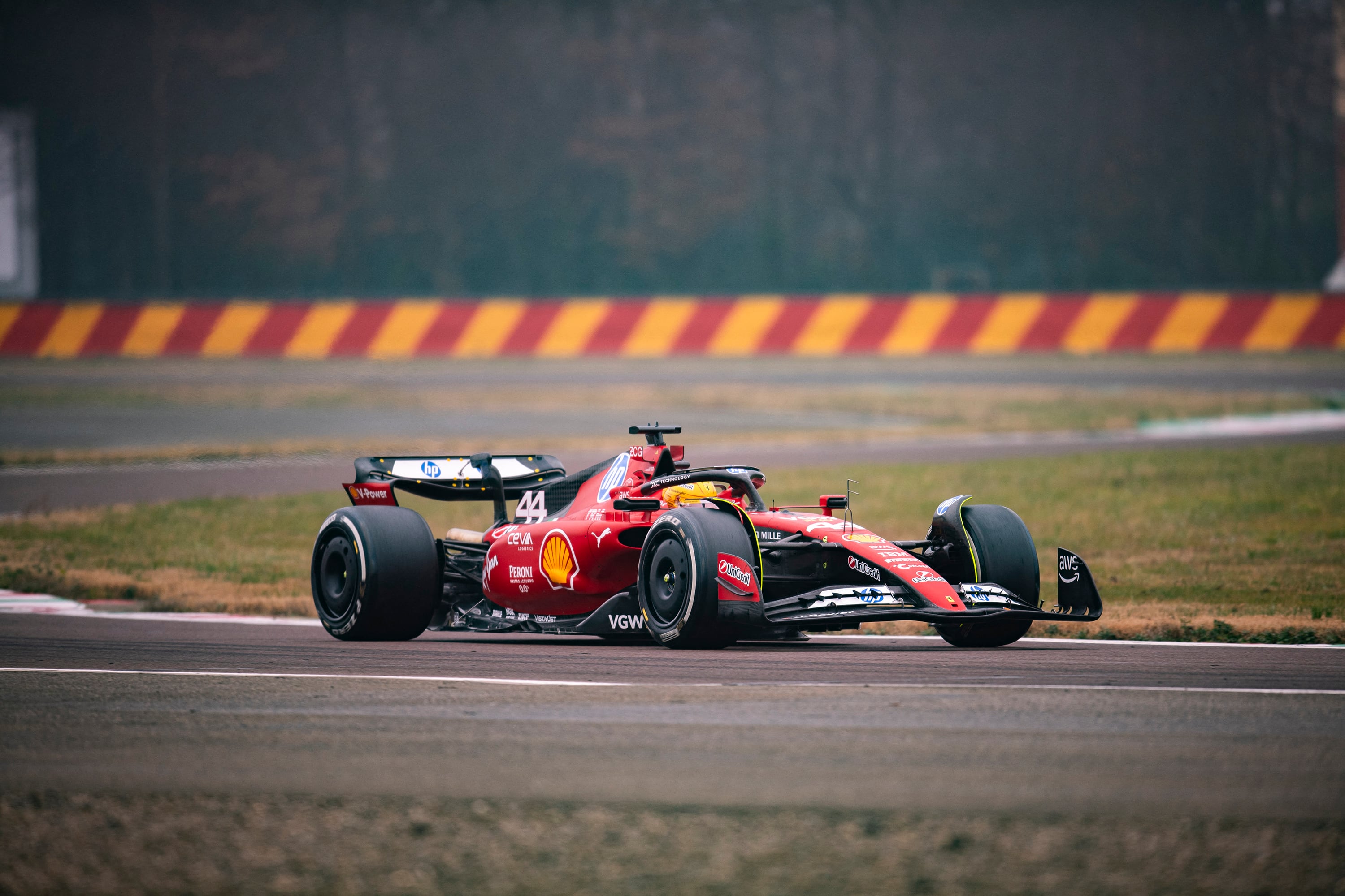 Hamilton, con su casco amarillo y su Ferrari N°44 en el circuito de Fiorano