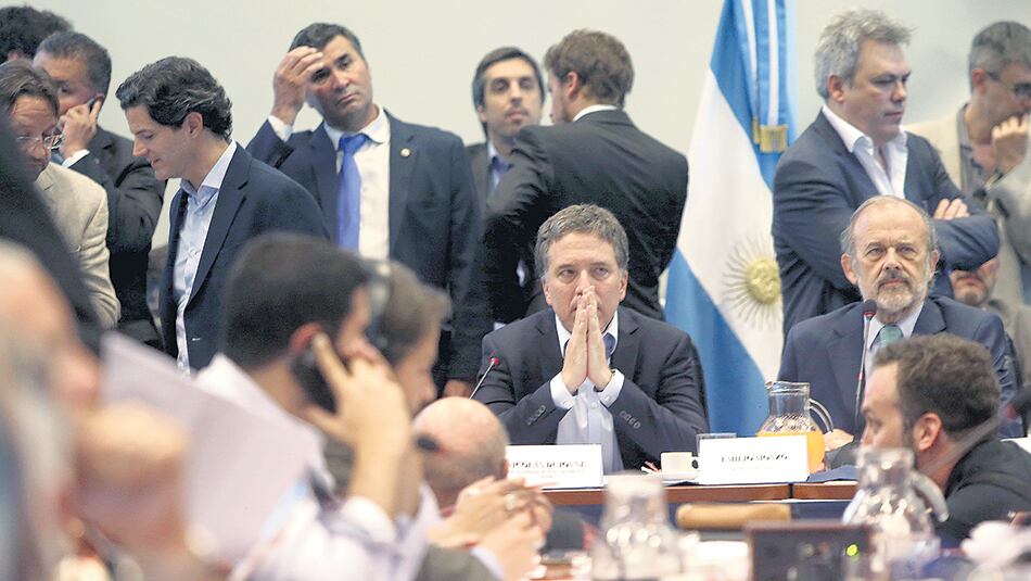 Nicolás Dujovne y Eduardo Amadeo retrucaron las recriminaciones de la oposición y se recalentó el ambiente de la reunión.