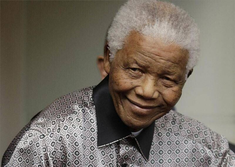 En 2013 muere Nelson Mandela a los 95 años en Johannesburgo. El líder sudafricano que impulsó la convivencia entre blancos y negros después del apartheid. 