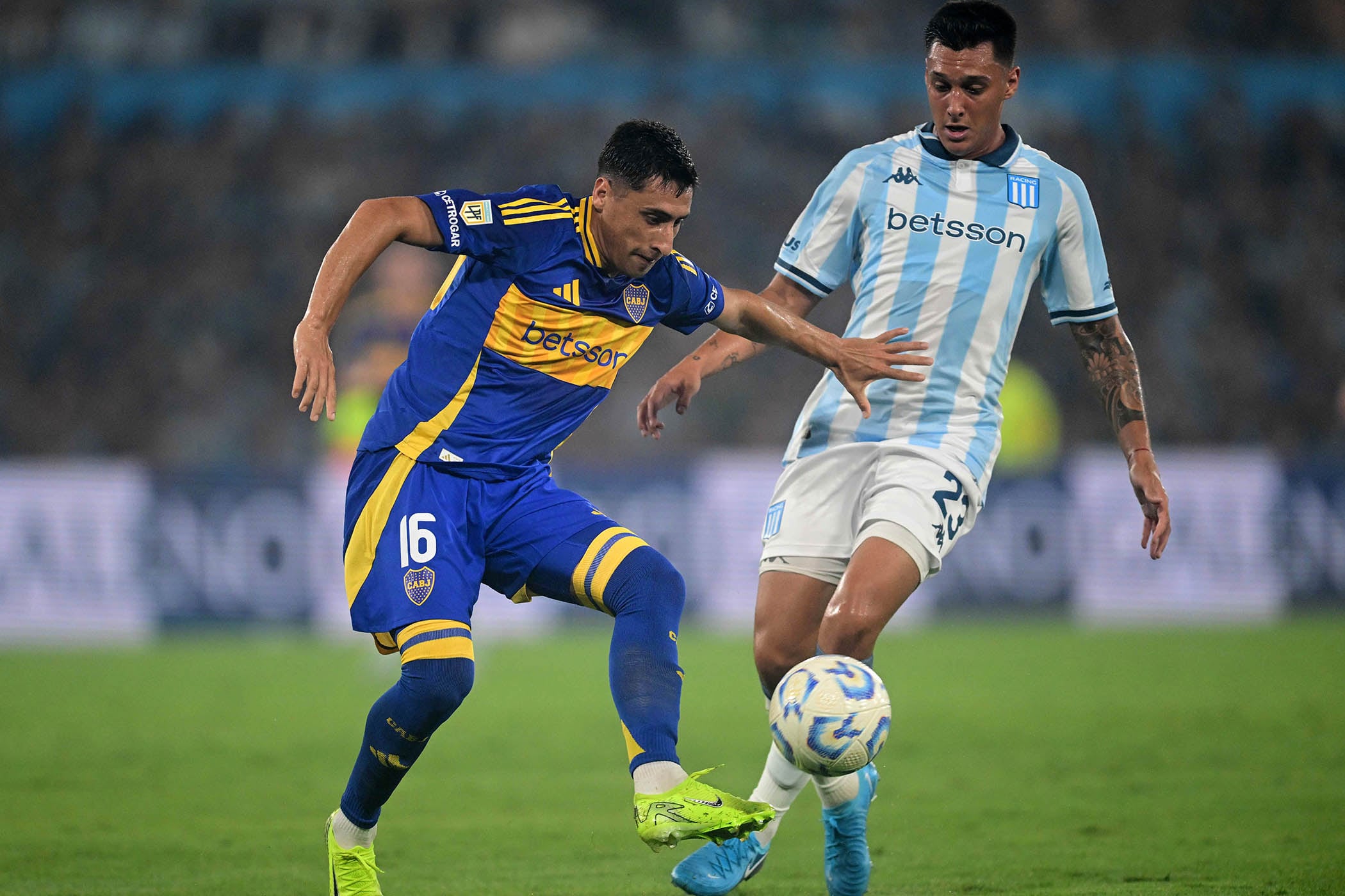 Merentiel toca la pelota ante la presión de Colombo.
