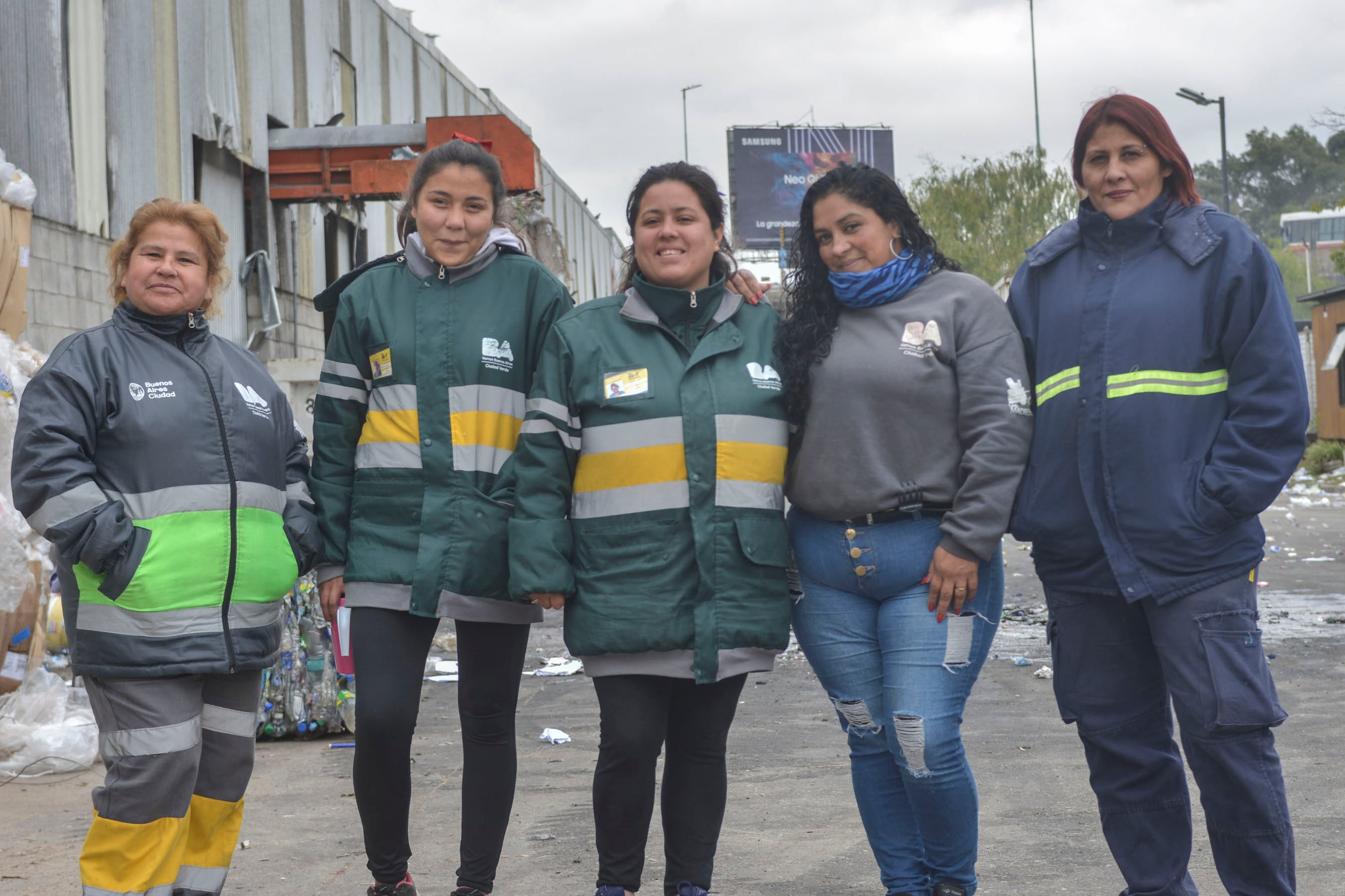 Separar los residuos en casa y tener una compostera es parte de la tarea de cada casa, porque la basura que tiramos (8 mil toneladas por día) empieza un largo recorrido que abarca el trabajo de muchas personas. 