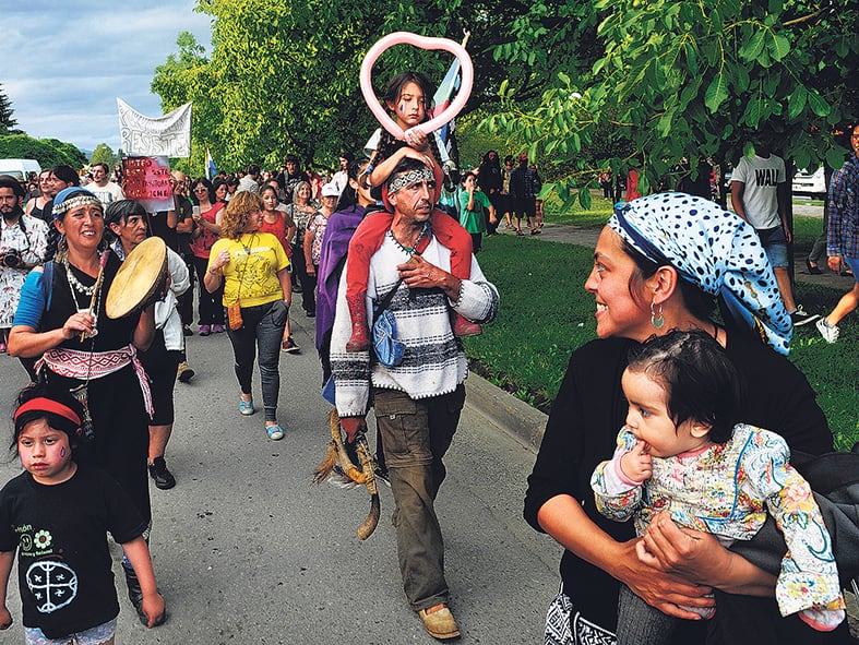 La movilización llegó a ocupar diez cuadras y alteró el clima veraniego de estos días en El Bolsón.