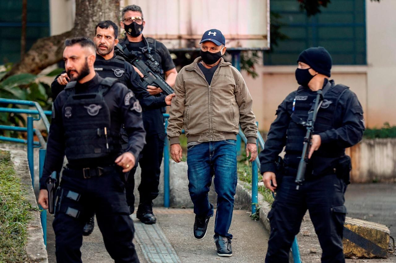 Queiroz , amigo de la familia Bolsonaro, es llevado detenido en San Pablo.