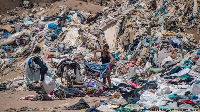 El consumo desmedido y fugaz de ropa, hizo crecer de manera exponencial los desechos textiles en el mundo. (Foto: AFP)