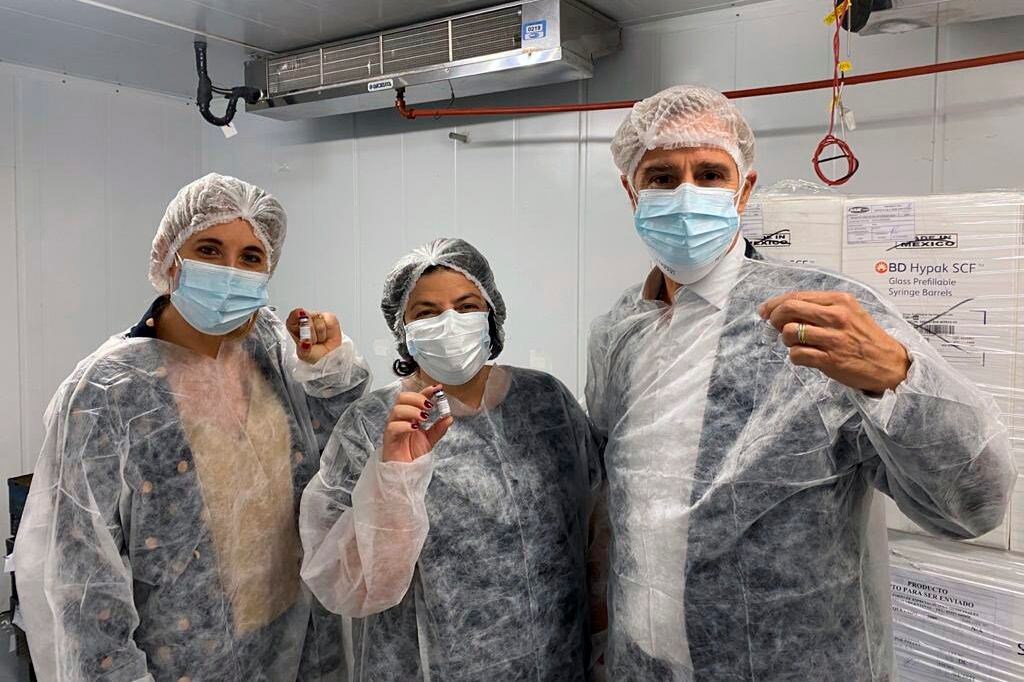 La ministra 
de Salud, Carla Vizzotti, 
junto al presidente de Laboratorios Richmond, Marcelo Figueiras.