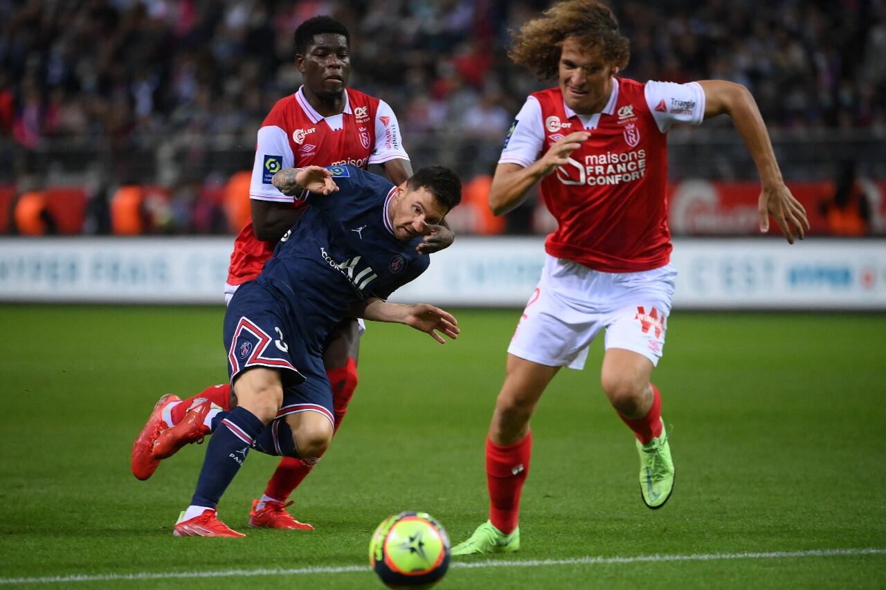 Una de las pocas incursiones ofensivas de Messi, que se bancó el manotazo de Munetsi