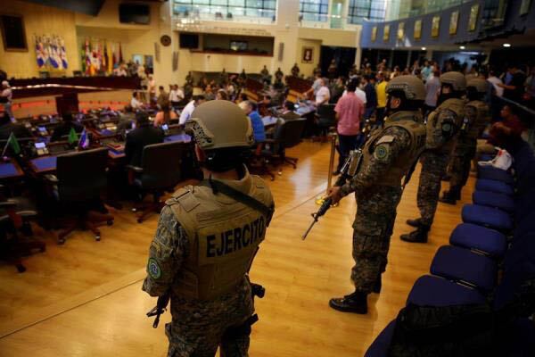 Escoltado por militares y por agentes de la Policía Nacional Civil, Bukele irrumpió el domingo en el Congreso. 