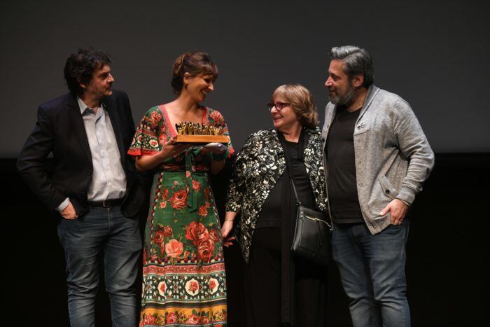 Petra Costa en la ceremonia de premiación de Caras y Caretas, junto a Felipe Pigna, María Seoane y Víctor Santa María. 