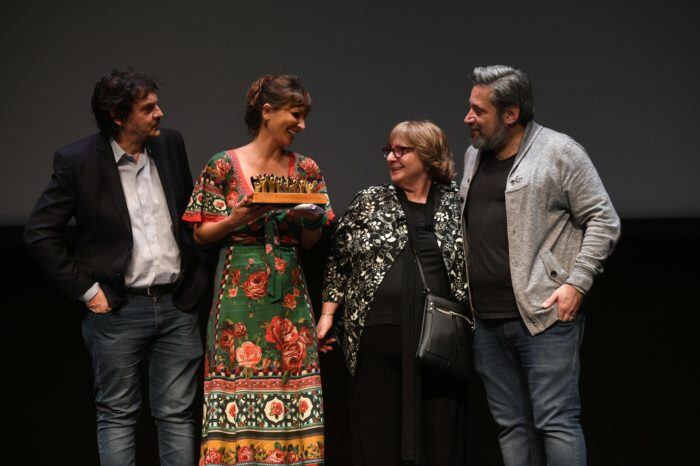 Petra Costa en la ceremonia de premiación de Caras y Caretas, junto a Felipe Pigna, María Seoane y Víctor Santa María.