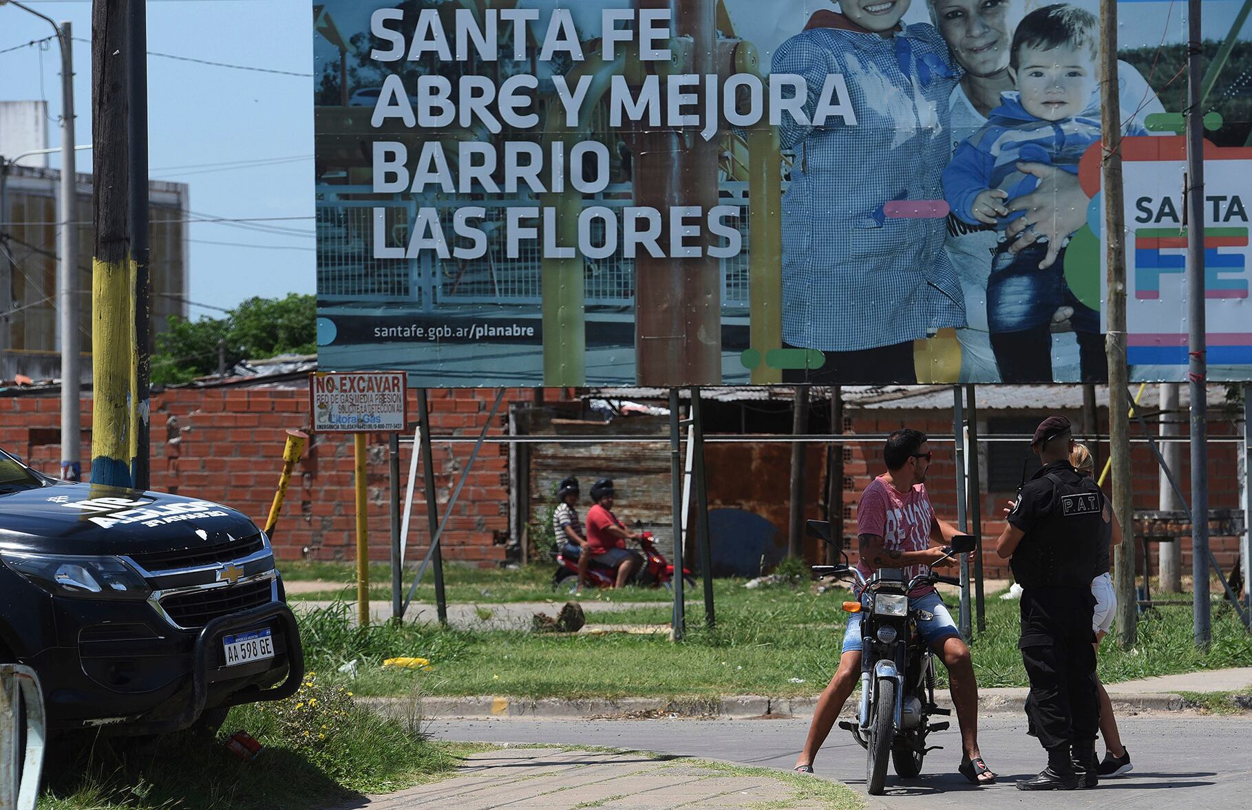 Habitantes de barrios populares son permanentemente controlados por la policía. 