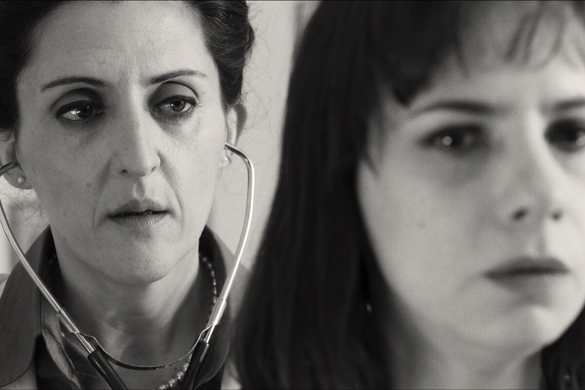 Lola Berthet y Jimena Anganuzzi en el blanco y negro que predomina en "El apego". 