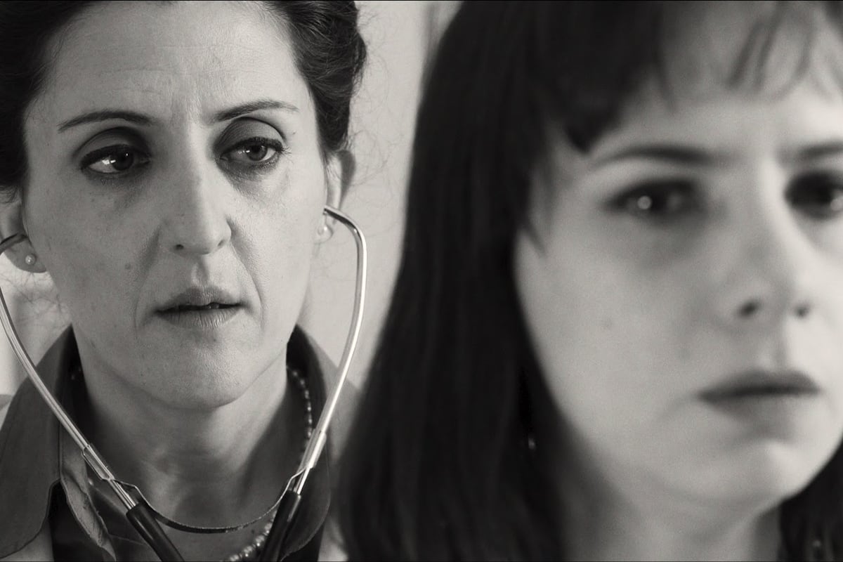 Lola Berthet y Jimena Anganuzzi en el blanco y negro que predomina en "El apego".