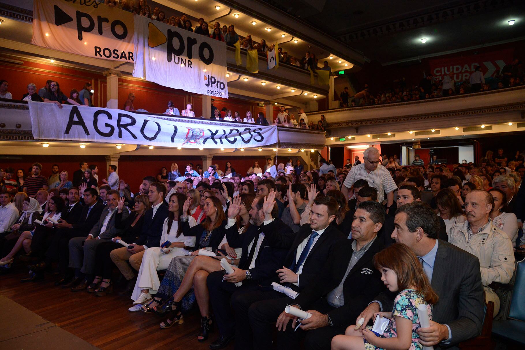 Los flamantes concejales asumieron en medio de una protesta por el debate del glifosato.