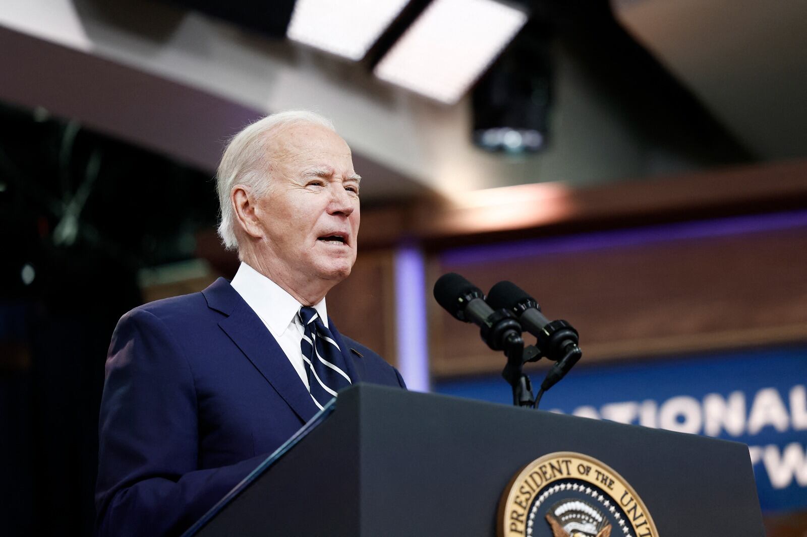 Biden anunció la cancelación de una importante deuda estudiantil.