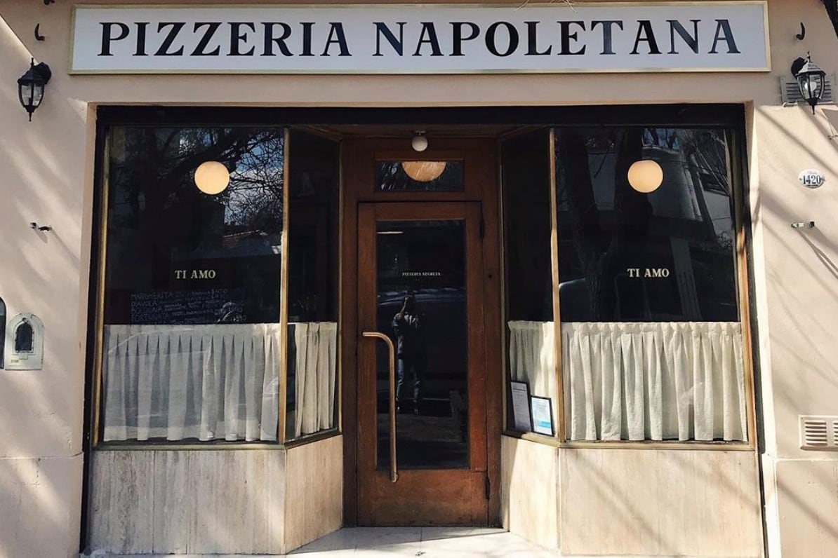 En su descripción de las redes puede leerse "pizzería secreta".