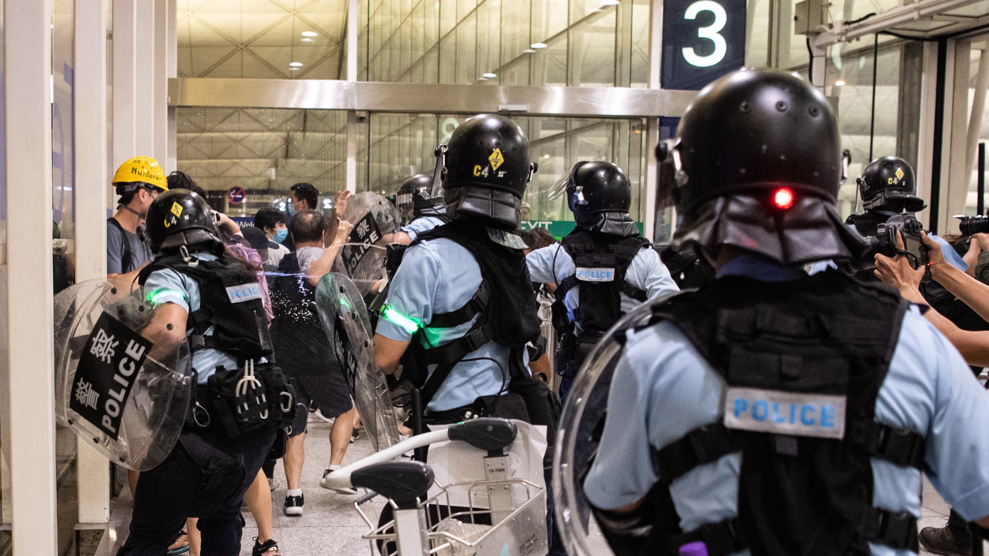 Los manifestantes denuncian la represión policial. 